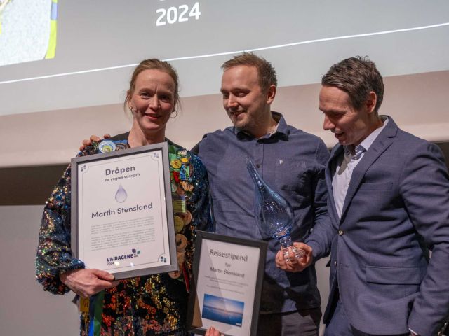 Martin Stensland fikk tildelt Dråpen - de yngres vannpris - for 2024. Her sammen med Ingrid Holøyen Skjærbakken i Norsk VAnn og VA-yngre og Knut Stensberg i SG PAM Norge. (Foto: Jørn Søderholm)